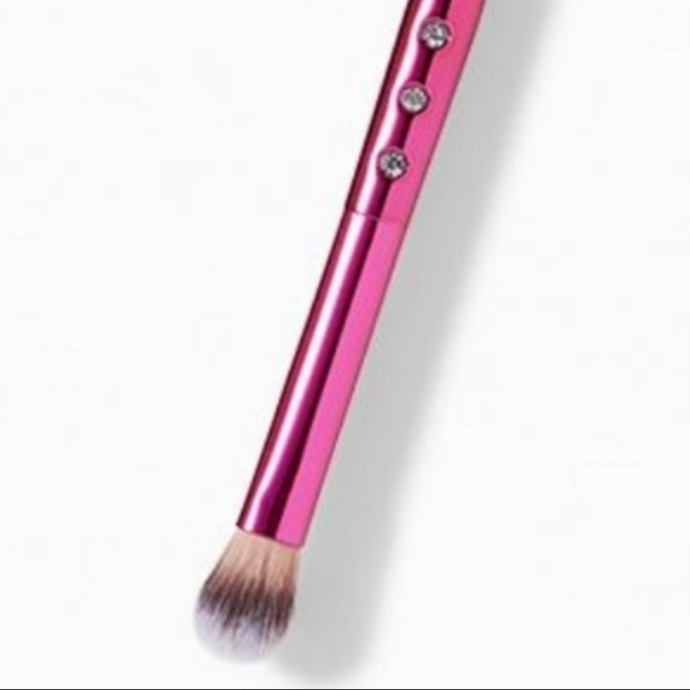 🖌 Luna Magic Always On Point Eyeshadow Brush